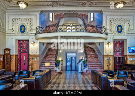 Avvolgimento scale che conducono ad un balcone in un hotel in stile art deco lobby Foto Stock