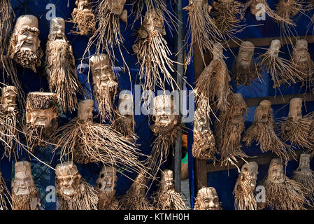 In legno intagliato a mano dalla ciotola del post guerra era nel mercato di di Hoi An, Vietnam Foto Stock