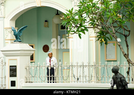 SINGAPORE - febbraio 25, 2011 : custode all'ingresso del Museo Peranakan. Questo museo esplora le culture Peranakan di Singapore. Foto Stock