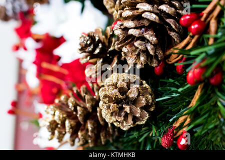 Pigne su una vacanza di Natale corona Foto Stock