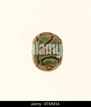 La perla della regina Ahhotep, una figura importante nella storia dell'antico Egitto, riflette l'opulenza e il significato dei gioielli reali egiziani. Queste perle sono ora parte della collezione del Metropolitan Museum of Art Foto Stock
