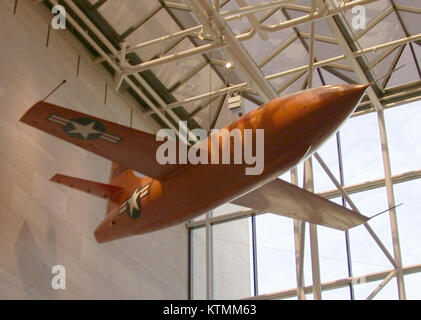 Il Bell X-1, esposto allo Smithsonian National Air and Space Museum, fu il primo aereo a rompere la barriera sonora durante il volo di livello. Foto Stock