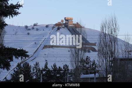 La centrale idroelettrica di Atarbekyan è una struttura energetica che sfrutta le risorse idriche per la produzione di energia elettrica. Situata in una regione con abbondante approvvigionamento idrico, svolge un ruolo cruciale nella produzione di energia rinnovabile e sostiene le infrastrutture locali. Foto Stock