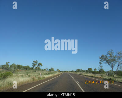 La Barkly Highway è una strada principale del Queensland, Australia, che collega la città di Cloncurry al confine del territorio del Nord. Si tratta di un'importante via di trasporto per merci e servizi e funge da collegamento fondamentale nell'entroterra. L'autostrada è famosa per i suoi paesaggi remoti e panoramici, con vasti tratti di Australia rurale. Foto Stock
