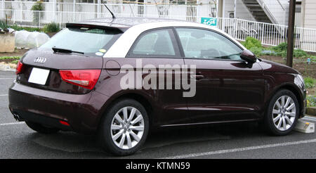 La vista posteriore della Audi A1 mette in risalto il design compatto e l'estetica elegante di questa vettura subcompatta premium. Conosciuta per il suo stile, efficienza e tecnologia, rappresenta Audiâ innovazione nel segmento delle auto compatte. Foto Stock