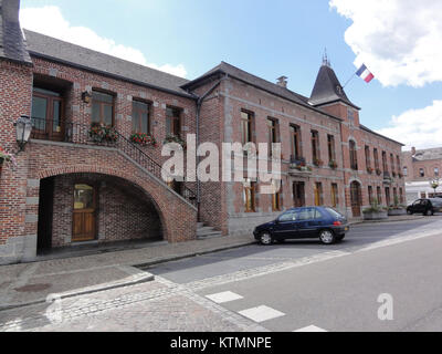 La mairie di Berlaimont è un municipio situato nel dipartimento Nord della Francia. Serve come centro amministrativo della città e fornisce vari servizi pubblici alla popolazione locale. L'edificio è una parte centrale dell'infrastruttura dell'communityÂ, che svolge un ruolo chiave nella governance locale e nella pubblica amministrazione. Foto Stock