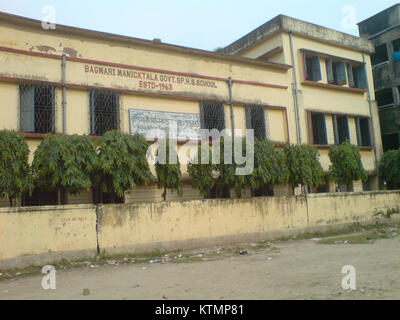Bagmari Maniktala Government Sponsored Higher Secondary School, situata a Kolkata, India, offre istruzione a livello secondario. Svolge un ruolo significativo nella comunità fornendo un'istruzione accessibile agli studenti locali. Foto Stock