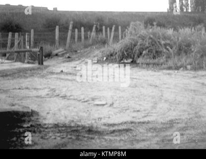 Questa immagine raffigura il muro di Berlino nel 1963, un simbolo della divisione tra Berlino Est e Berlino Ovest durante la Guerra fredda. Il muro separava famiglie e ideologie, diventando una barriera fisica e politica fondamentale nell'Europa post-seconda guerra mondiale. La sua presenza segnò una tensione significativa durante l'era della Guerra fredda. Foto Stock