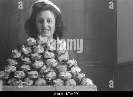 Questa immagine raffigura il tradizionale dolce olandese "beschuit met muisjes", un biscotto servito con sprinkles a Baarn, Paesi Bassi. Il piatto è spesso apprezzato durante le celebrazioni come la nascita di un bambino, simboleggiando la gioia e la tradizione nella cultura olandese. Foto Stock