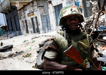 Il mercato di Bakaara a Mogadiscio, in Somalia, è uno dei mercati più grandi e importanti del paese e funge da centro economico chiave per beni e servizi. Foto Stock