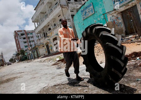 Il mercato di Bakaara a Mogadiscio, in Somalia, è uno dei mercati più grandi e frequentati della regione. Funge da centro commerciale chiave per le merci locali e il commercio nell'Africa orientale. Foto Stock