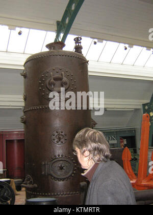La BCLM Cradley Boiler, costruita nel 1856, è un manufatto industriale storico esposto al Black Country Living Museum. La caldaia rappresenta l'impatto della rivoluzione industriale sulla produzione e l'ingegneria. Mostra i progressi nella potenza a vapore e nei macchinari industriali del XIX secolo, un periodo chiave di sviluppo tecnologico in Gran Bretagna. Foto Stock