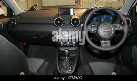 Gli interni dell'Audi A1 Sportback presentano un design moderno e compatto. L'auto è dotata di un cruscotto elegante, sedili ergonomici e sistemi tecnologici avanzati. È conosciuta per la sua qualità raffinata, con un'enfasi sul comfort e l'esperienza di guida in una piccola berlina di lusso. Foto Stock