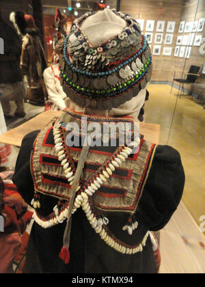 L'abito Mari Finnic del 1927, conosciuto come Azjal Morki, rappresenta il costume tradizionale del popolo Mari ed è esposto nel Museo delle Culture di Helsinki. Mette in evidenza il patrimonio culturale del popolo Mari in Finlandia. Foto Stock