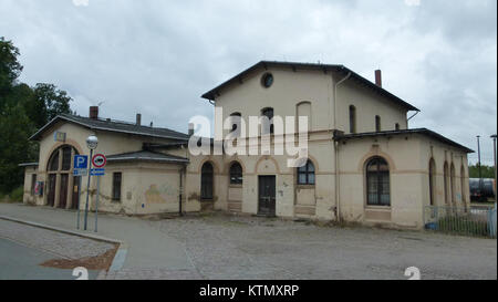 Bahnhof Nossen è una stazione ferroviaria tedesca situata nella città di Nossen. Fa parte del sistema di trasporto regionale e funge da hub di transito fondamentale per la comunità locale e le aree circostanti. Foto Stock
