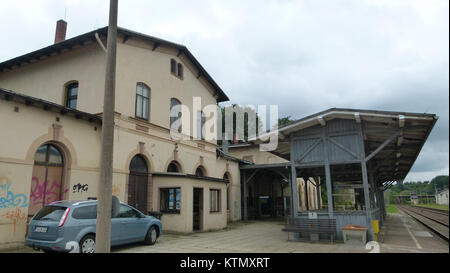 La stazione ferroviaria di Nossen è una stazione ferroviaria di Nossen, in Germania. Questa stazione fa parte della rete ferroviaria tedesca e fornisce servizi di trasporto ai viaggiatori locali e regionali. Si tratta di un punto di snodo essenziale nella regione per gli spostamenti e i trasporti. Foto Stock