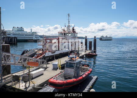 Fuoco e di salvataggio barche ormeggiate sul fronte mare di Seattle, Washington. Foto Stock