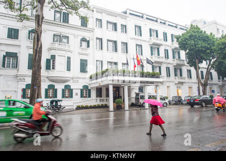 Metropole Hotel di Hanoi in un giorno di pioggia in febbraio. Questo leggendario hotel costruito in stile coloniale francese l'hotel aperto nel 1901. Foto Stock