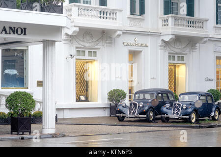 Metropole Hotel di Hanoi in un giorno di pioggia in febbraio. Questo leggendario hotel costruito in stile coloniale francese l'hotel aperto nel 1901. Foto Stock