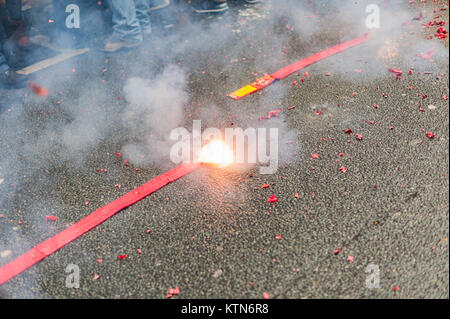 Petardi che esplodono in strada Foto Stock