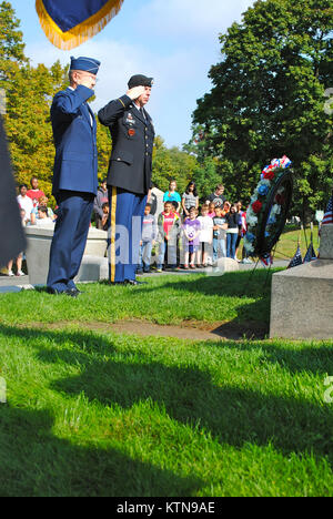 ALBANY, NY (ott. 5, 2012)-- Brig. Gen. Anthony P. tedesco, Capo del personale della New York Air National Guard e il comando Sgt. Principali Frank stoppini, New York La Guardia Nazionale il comando Sergente Maggiore, commemorare il 183rd anniversario della nascita del Presidente Chester A. Arthur, XXI Presidente degli Stati Uniti, nel corso di una cerimonia che si è svolta presso la Albany cimitero rurale Ottobre 5, 2012. Presidente Arthur, un ex insegnante di scuola, avvocato, il candidato repubblicano e membro della New York National Guard, divenne presidente il 7 settembre 19, 1881 quando il presidente James Garfield è morto da un proiettile avvolto subito presso il Foto Stock