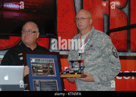 INDIANAPOLIS, Indiana--Panther Racing proprietario John Barnes presenta riconoscimenti a New York Air National Guard Master Sgt. Jeffery Lamarche, chi è stato chiamato Air Guard Guardia d'Onore Manager dell'Yearduring un datore di lavoro il supporto della Guardia e riserva "Boss" di sollevamento su Venerdì, Ottobre 19. Il Boss ascensore era ospitato da Panther Racing, la cui Indy Car Team è sponsorizzato dall'esercito Guardia Nazionale. I partecipanti provenivano da società che cercano di assumere guardie. (Foto Eric Durr, NYS Divisione di Miltiary e affari navali). Foto Stock