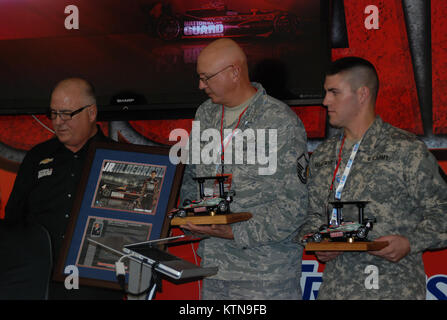 INDIANAPOLIS, Indiana--Panther Racing proprietario John Barnes presenta riconoscimenti a New York Air National Guard Master Sgt. Jeffery Lamarche, chi è stato chiamato Air Guard Guardia d'Onore Manager dell'anno, e New York esercito nazionale del personale di guardia Sgt. David Martinsen, la New York esercito Guardia Nazionale di NCO del anno durante un datore di lavoro il supporto della Guardia e riserva "Boss" di sollevamento su Venerdì, Ottobre 19. Il Boss ascensore era ospitato da Panther Racing, la cui Indy Car Team è sponsorizzato dall'esercito Guardia Nazionale. I partecipanti provenivano da società che cercano di assumere guardie. (Foto Eric Dur Foto Stock