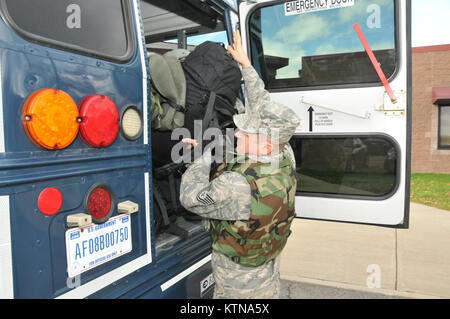 Il USAF Foto di MSgt Willie Gizara STRATTON ANGB, Scotia NY - Tecnico Sgt. Ross Manwarren, attualmente assegnati a 109 Airlift Wing, le forze di sicurezza squadrone a Stratton Air National Guard Base, Scotia New York carichi la sua marcia a salire su un autobus Ottobre 30th, 2012. Tech. Sgt. Manwarren è uno dei 20 personale che viaggeranno da Stratton a Camp Smith per fornire assistenza come driver di Humvee in sostegno della Task Force di sabbia di uragano. Foto Stock