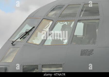 Stratton ANGB, Scotia, NY -- Lt. Col. Clifford Souza, un pilota con 109 Airlift Wing New York Air National Guard, prepara il suo C130 Hercules aircraft per una missione di soccorso a sostegno dell'Uragano Sandy a Stratton Air National Guard Base in Scozia, NY, 30 ottobre 2012. Lt. Col. Souza trasporterà 55 New York guardie e 7 Naval milizia personale a Newburgh, NY dove saranno trasportati a Camp Smith NY per il dazio per tutto il prossimo diversi giorni. Il USAF Foto di MSgt Willie Gizara Foto Stock