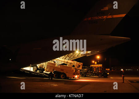 STEWART ANGB NEWBURGH, N.Y. - Un veicolo di supporto appartenente al Southern California Edison utility company è off-caricato sul 105° Airlift Wing rampa. I veicoli sono stati trasferito in aereo da C-17 dal marzo ARB sosterrà gli sforzi per ripristinare la potenza e fornire aiuti umanitari alla regione colpita. Parte della difesa USNORTHCOM sostegno delle Autorità civili missione dirige il comando per pianificare e anticipare le azioni che si possono avere bisogno di prendere per sostenere le autorità civili. USNORTHCOM svolge un ruolo importante nella risposta di emergenza; tuttavia, tutti gli sforzi per l'uragano sabbiose sono a sostegno del FEMA Foto Stock