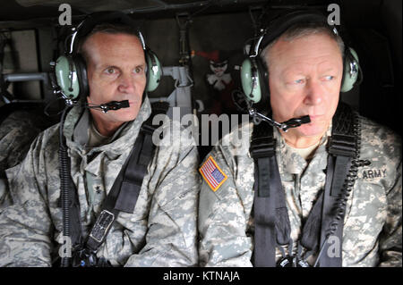 Esercito gen. Frank erba, il capo delle guardie nazionali Ufficio di presidenza viene informato dall esercito il Mag. Gen. Patrick Murphy, l aiutante generale di New York La Guardia Nazionale, su Manhattan durante una visita per le aree interessate dall' uragano sabbioso nel New Jersey e di New York e i membri di guardia il supporto di operazioni di recupero su nov. 2, 2012. (Esercito Guardia Nazionale foto di Sgt. 1. Classe Jim Greenhill) (rilasciato) Foto Stock