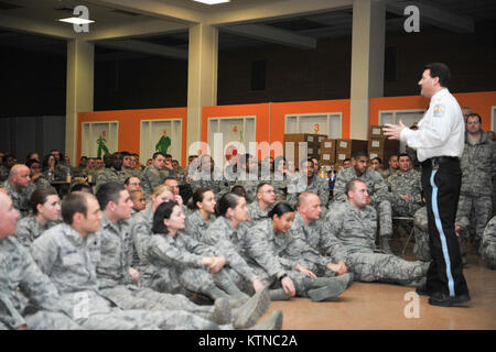 WASHINGTON, D.C. - - Pennsylvania Guardia Nazionale truppe ascoltare la 57th inaugurazione presidenziale briefing da U.S. La polizia del parco a gennaio 19, 2013. La 57th inaugurazione presidenziale si è tenuta a Washington D.C. il lunedì, 21 gennaio, 2013. L'Inaugurazione incluso il giuramento presidenziale in occasione della cerimonia inaugurale, indirizzo, Parata inaugurale e numerosi balli inaugurali e cene di gala in onore del Presidente eletto degli Stati Uniti. Durante i dieci giorni di periodo inaugurale circa 6.000 Guardia Nazionale di personale da oltre 30 Stati e territori ha lavorato per Joint Task Force-District di Columbia, Foto Stock