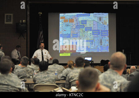 WASHINGTON, D.C. - - Pennsylvania Guardia Nazionale truppe ascoltare la 57th inaugurazione presidenziale briefing da U.S. La polizia del parco a gennaio 19, 2013. La 57th inaugurazione presidenziale si è tenuta a Washington D.C. il lunedì, 21 gennaio, 2013. L'Inaugurazione incluso il giuramento presidenziale in occasione della cerimonia inaugurale, indirizzo, Parata inaugurale e numerosi balli inaugurali e cene di gala in onore del Presidente eletto degli Stati Uniti. Durante i dieci giorni di periodo inaugurale circa 6.000 Guardia Nazionale di personale da oltre 30 Stati e territori ha lavorato per Joint Task Force-District di Columbia, Foto Stock