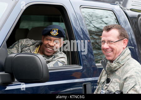 WASHINGTON, D.C. - - Air Force Master Sgt. Dennis giovani, Affiars pubblica con la 113Fighter Wing Distretto di Columbia Guardia nazionale, colloqui con gli avieri fornendo la folla e il supporto di traffico per la inaugurazione presidenziale. La 57th inaugurazione presidenziale si è tenuta a Washington D.C. il lunedì, 21 gennaio, 2013. Durante i dieci giorni di periodo inaugurale circa 6.000 Guardia Nazionale di personale da oltre 30 Stati e territori ha lavorato per Joint Task Force-District di Columbia, fornendo il controllo del traffico, la gestione della folla, trasporti, comunicazioni, medico e di supporto logistico come noi Foto Stock