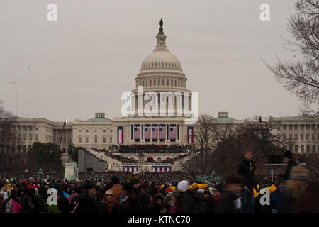 WASHINGTON, D.C. - - Poco dopo il Presidente Barack Obama ha prestato giuramento per il suo secondo mandato come presidente degli Stati Uniti, Beyoncé Knowles chiude la cerimonia di inaugurazione con una performance dei "Star-Spangled Banner", Gennaio 21, 2013. L'Inaugurazione giorno incluso il giuramento presidenziale in occasione della cerimonia inaugurale, indirizzo, Parata inaugurale e numerosi balli inaugurali e cene di gala in onore del Presidente eletto degli Stati Uniti. Durante i dieci giorni di periodo inaugurale circa 6.000 Guardia Nazionale di personale da oltre 30 Stati e territori ha lavorato per Joint Task Force-District di Co Foto Stock