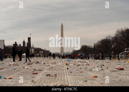 WASHINGTON, D.C. - - Cleanup equipaggi fuori di Baltimora arrivare al lavoro dopo la 57th inaugurazione presidenziale Swearing-In cerimonia su Lunedi, 21 gennaio 2013. Durante i dieci giorni di periodo inaugurale circa 6.000 Guardia Nazionale di personale da oltre 30 Stati e territori ha lavorato per Joint Task Force-District di Columbia, fornendo il controllo del traffico, la gestione della folla, trasporti, comunicazioni, medico e di supporto logistico come pure marciando nella Parata inaugurale. Più di 13.000 Active Duty, la Guardia Nazionale e Riserva militari sono stati coinvolti nell'inaugurazione. La Nazionale di gu Foto Stock