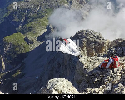 Questo Wingsuit ponticello di base appena scavalcato il ciglio della scogliera e brave diving giù nell'incerto. Ben presto egli deve aprire il suo paracadute da salvare. Foto Stock