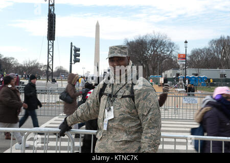 WASHINGTON, D.C. - - Airman 1. Classe Damion Myrie, una apparecchiatura pesante operatore alla 201st rosso squadrone di cavalli, Pennsylvania Air National Guard, Fort Indiantown Gap, Pa., è stata una delle molte guardie nazionali fornendo controllo pubblico sostegno all'inaugurazione presidenziale. La 57th inaugurazione presidenziale si è tenuta a Washington D.C. il lunedì, 21 gennaio, 2013. Durante i dieci giorni di periodo inaugurale circa 6.000 Guardia Nazionale di personale da oltre 30 Stati e territori ha lavorato per Joint Task Force-District di Columbia, fornendo il controllo del traffico, la gestione della folla, trasporto, co Foto Stock