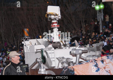 WASHINGTON, D.C. - Una replica della NASA Curiosità Mars rover e membri del Mars Science Laboratory (MSL) scienza team passa la revisione presidenziale stand. Il Mars Science Laboratory (MSL) Montante Fotocamera (Mastcam) sistema si estende verso l'alto nella foto. Il sistema di ottenere il colore, colore multispettrale, stereo e video ad alta definizione visualizzazioni del terreno esplorato da MSL. Il presidente Barack Obama si siede in una parata di inaugurazione ufficiale di stand di revisione di fronte Lafayette Park. La processione di più di 8 mila le persone che hanno iniziato a Constitution Avenue è continuata fino in Pennsylvania Avenue per il Whi Foto Stock