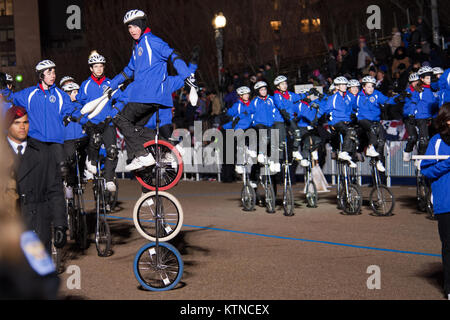 WASHINGTON, D.C. - - Membri della palestra Dandies Childrens Circus, del Maine, giro di sei piedi unicycles in formazione e stupire gli spettatori nella Suite Presidenziale rivedendo Stand come essi svolgono nella 57th inaugurazione presidenziale sfilata il lunedì, 21 gennaio, 2013. La processione di più di 8 mila le persone che hanno iniziato a Constitution Avenue è continuata fino in Pennsylvania Avenue alla Casa Bianca incluso cerimoniale reggimenti militari, gruppi di cittadini, Marching Band e galleggianti. Il Presidente, Vice Presidente, ai loro coniugi e ospiti speciali quindi rivedere la sfilata come si passa di fronte al Rev presidenziale Foto Stock