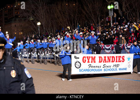 WASHINGTON, D.C. - - Membri della palestra Dandies Childrens Circus, del Maine, giro di sei piedi unicycles in formazione e stupire gli spettatori nella Suite Presidenziale rivedendo Stand come essi svolgono nella 57th inaugurazione presidenziale sfilata il lunedì, 21 gennaio, 2013. La processione di più di 8 mila le persone che hanno iniziato a Constitution Avenue è continuata fino in Pennsylvania Avenue alla Casa Bianca incluso cerimoniale reggimenti militari, gruppi di cittadini, Marching Band e galleggianti. Il Presidente, Vice Presidente, ai loro coniugi e ospiti speciali quindi rivedere la parata come passa davanti al re presidenziale Foto Stock