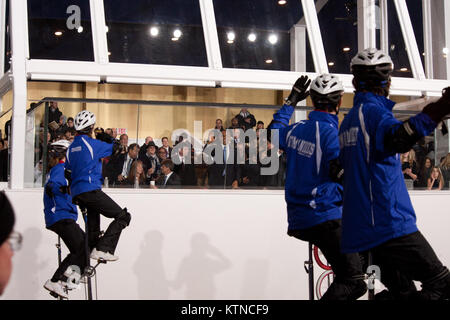 WASHINGTON, D.C. - - Membri della palestra Dandies Childrens Circus, del Maine, giro di sei piedi unicycles in formazione e stupire gli spettatori nella Suite Presidenziale rivedendo Stand come essi svolgono nella 57th inaugurazione presidenziale sfilata il lunedì, 21 gennaio, 2013. La processione di più di 8 mila le persone che hanno iniziato a Constitution Avenue è continuata fino in Pennsylvania Avenue alla Casa Bianca incluso cerimoniale reggimenti militari, gruppi di cittadini, Marching Band e galleggianti. Il Presidente, Vice Presidente, ai loro coniugi e ospiti speciali quindi rivedere la parata come passa davanti al re presidenziale Foto Stock