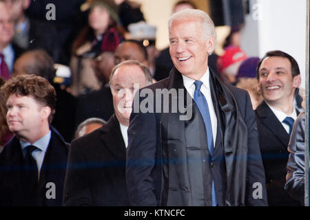 WASHINGTON, D.C. - - Vice Presidente Joe Biden orologi orologio membri della palestra Dandies Childrens Circus, del Maine, giro di sei piedi unicycles in formazione e stupire gli spettatori nella Suite Presidenziale rivedendo Stand come essi svolgono nella 57th inaugurazione presidenziale sfilata il lunedì, 21 gennaio, 2013. 3. La processione di più di 8 mila le persone che hanno iniziato a Constitution Avenue è continuata fino in Pennsylvania Avenue alla Casa Bianca incluso cerimoniale reggimenti militari, gruppi di cittadini, Marching Band e galleggianti. Il Presidente, Vice Presidente, ai loro coniugi e ospiti speciali quindi rivedere la parata come Foto Stock