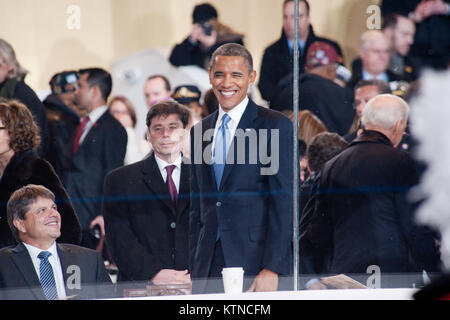 WASHINGTON, D.C. - - Il Presidente Barack Obama orologi Palestra Dandies, guardare i membri della palestra Dandies Childrens Circus, del Maine, giro di sei piedi unicycles in formazione e stupire gli spettatori nella Suite Presidenziale rivedendo Stand come essi svolgono nella 57th inaugurazione presidenziale sfilata il lunedì, 21 gennaio, 2013. La processione di più di 8 mila le persone che hanno iniziato a Constitution Avenue è continuata fino in Pennsylvania Avenue alla Casa Bianca incluso cerimoniale reggimenti militari, gruppi di cittadini, Marching Band e galleggianti. Il Presidente, Vice Presidente, ai loro coniugi e ospiti speciali poi rivedere la pa Foto Stock