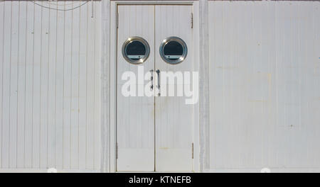 Porta. Doppia bianca porte. Classico stile di cucina. Foto Stock