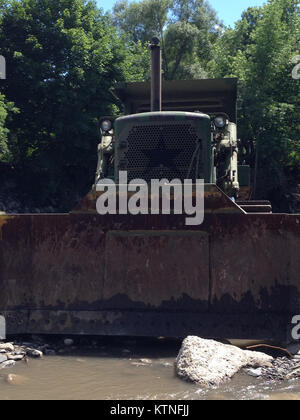 FORT pianura, N.Y. -- New York La Guardia Nazionale ingegneri dalla Task Force ingegnere, una forza mista composta da forze dell'Ingegnere 204th battaglione, 206th militari di polizia e società 1427th compagnia di trasporto per assistere con la rimozione di detriti e ampliando il Otsquago Creek qui il 5 luglio seguente la protezione del supporto di ripristino di allagamenti in Mohawk Valley. La Guardia Nazionale la risposta iniziale della forza di più di cinquanta soldati del 28 giugno è cresciuto di circa 250 soldati il 3 luglio a sostenere le comunità locali nel loro recupero. Stati Uniti Foto dell'esercito da Lt. Col. Christopher Panzer, New York La Guardia Nazionale J Foto Stock