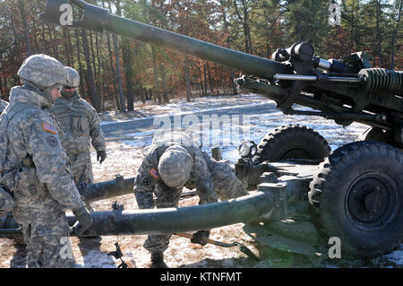 Sgt. Stephen Anderson, gunner, Alfa batteria, 1° Battaglione, campo 258th reggimento di artiglieria, sprofonda nel suolo ghiacciato per fissare obice la piattaforma in mezzo alle temperature sotto zero a Fort Dix, NJ, 10 gennaio 2015. Soldati con la 1-258th FA, NY esercito nazionale Guard resistito a temperature sotto zero su gamme a Fort Dix, NJ, per completare la loro annuale la tabella 5 e la Tabella 6 certificazioni, Gennaio 9-11, 2015. (U.S. Esercito nazionale Guard foto di Sgt. Michael J Davis/rilasciato) Foto Stock