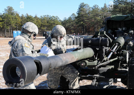 PV2 Robert Dudek, numero 1 uomo e PV2 Dennis Ramirez, numero 2 uomo, seguire le fasi prescritte nel manuale di formazione per il pre-attrezzatura antincendio controlli. Soldati con la 1-258th FA, NY esercito nazionale Guard resistito a temperature sotto zero su gamme a Fort Dix, NJ, per completare la loro annuale la tabella 5 e la Tabella 6 certificazioni, Gennaio 9-11, 2015. (U.S. Esercito nazionale Guard foto di Sgt. Michael J Davis/rilasciato) Foto Stock