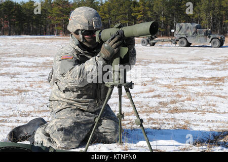 Soldati con la 1-258th FA, NY esercito nazionale Guard resistito a temperature sotto zero su gamme a Fort Dix, NJ, per completare la loro annuale la tabella 5 e la Tabella 6 certificazioni, Gennaio 9-11, 2015. Foto Stock