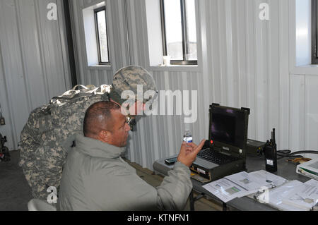 Soldati con la 1-258th FA, NY esercito nazionale Guard resistito a temperature sotto zero su gamme a Fort Dix, NJ, per completare la loro annuale la tabella 5 e la Tabella 6 certificazioni, Gennaio 9-11, 2015. (U.S. Esercito nazionale Guard foto di Sgt. Michael J Davis/rilasciato) Foto Stock